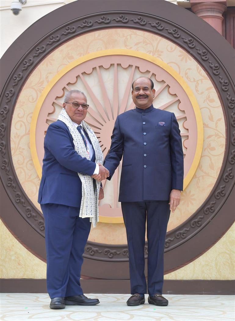 लोकसभा अध्यक्ष श्री ओम बिरला ने 15 जनवरी 2026 को नई दिल्ली में संसद भवन में राष्ट्रमंडल देशों के विभिन्न प्रतिनिधियों से मुलाकात की। यह भेंट राष्ट्रमंडल के स्पीकर्स एवं पीठासीन अधिकारियों के 28वें सम्मेलन से पूर्व हुई।