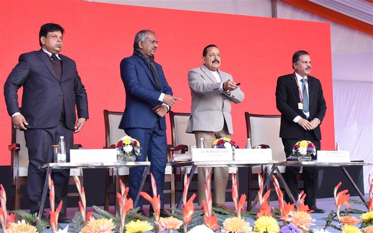 विज्ञान एवं प्रौद्योगिकी (स्वतंत्र प्रभार), पृथ्वी विज्ञान (स्वतंत्र प्रभार), प्रधानमंत्री कार्यालय, कार्मिक, लोक शिकायत एवं पेंशन, परमाणु ऊर्जा तथा अंतरिक्ष राज्य मंत्री डॉ. जितेंद्र सिंह ने 15 जनवरी 2026 को नई दिल्ली स्थित मौसम भवन में भारत मौसम विज्ञान विभाग के 151वें स्थापना दिवस समारोह के दौरान पट्टिका एवं मॉडल वेधशाला तथा केएएलपी एवं संकल्प के साथ 3डी प्रिंटेड एडब्ल्यूएस का उद्घाटन किया।