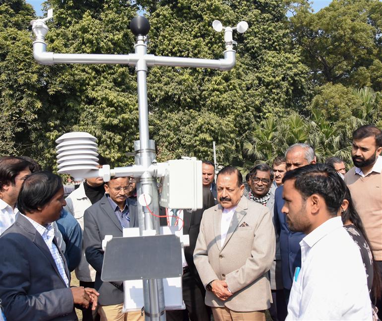 विज्ञान एवं प्रौद्योगिकी (स्वतंत्र प्रभार), पृथ्वी विज्ञान (स्वतंत्र प्रभार), प्रधानमंत्री कार्यालय, कार्मिक, लोक शिकायत एवं पेंशन, परमाणु ऊर्जा तथा अंतरिक्ष राज्य मंत्री डॉ. जितेंद्र सिंह15 जनवरी 2026 को नई दिल्ली स्थित मौसम भवन में भारत मौसम विज्ञान विभाग के 151वें स्थापना दिवस पर आयोजित समारोह के दौरान प्रदर्शनी का अवलोकन करते हुए।