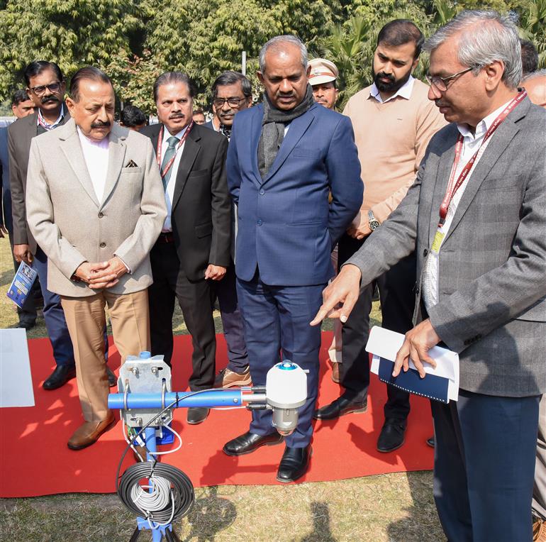 विज्ञान एवं प्रौद्योगिकी (स्वतंत्र प्रभार), पृथ्वी विज्ञान (स्वतंत्र प्रभार), प्रधानमंत्री कार्यालय, कार्मिक, लोक शिकायत एवं पेंशन, परमाणु ऊर्जा तथा अंतरिक्ष राज्य मंत्री डॉ. जितेंद्र सिंह15 जनवरी 2026 को नई दिल्ली स्थित मौसम भवन में भारत मौसम विज्ञान विभाग के 151वें स्थापना दिवस पर आयोजित समारोह के दौरान प्रदर्शनी का अवलोकन करते हुए।