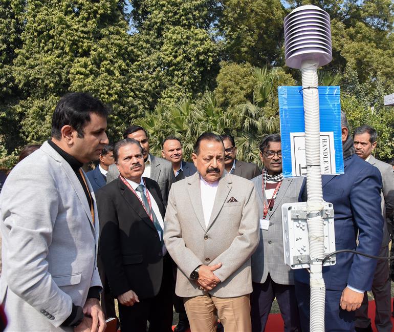 विज्ञान एवं प्रौद्योगिकी (स्वतंत्र प्रभार), पृथ्वी विज्ञान (स्वतंत्र प्रभार), प्रधानमंत्री कार्यालय, कार्मिक, लोक शिकायत एवं पेंशन, परमाणु ऊर्जा तथा अंतरिक्ष राज्य मंत्री डॉ. जितेंद्र सिंह15 जनवरी 2026 को नई दिल्ली स्थित मौसम भवन में भारत मौसम विज्ञान विभाग के 151वें स्थापना दिवस पर आयोजित समारोह के दौरान प्रदर्शनी का अवलोकन करते हुए।