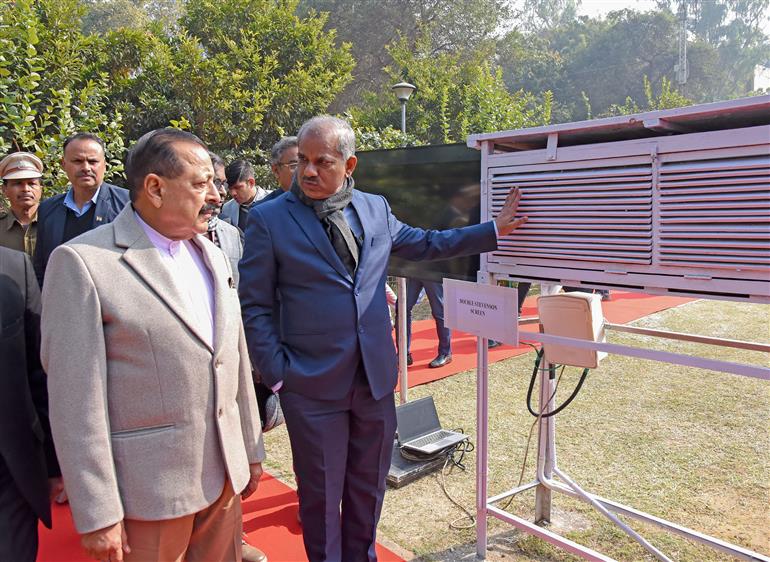 विज्ञान एवं प्रौद्योगिकी (स्वतंत्र प्रभार), पृथ्वी विज्ञान (स्वतंत्र प्रभार), प्रधानमंत्री कार्यालय, कार्मिक, लोक शिकायत एवं पेंशन, परमाणु ऊर्जा तथा अंतरिक्ष राज्य मंत्री डॉ. जितेंद्र सिंह15 जनवरी 2026 को नई दिल्ली स्थित मौसम भवन में भारत मौसम विज्ञान विभाग के 151वें स्थापना दिवस पर आयोजित समारोह के दौरान प्रदर्शनी का अवलोकन करते हुए।