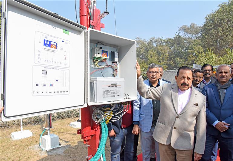 विज्ञान एवं प्रौद्योगिकी (स्वतंत्र प्रभार), पृथ्वी विज्ञान (स्वतंत्र प्रभार), प्रधानमंत्री कार्यालय, कार्मिक, लोक शिकायत एवं पेंशन, परमाणु ऊर्जा तथा अंतरिक्ष राज्य मंत्री डॉ. जितेंद्र सिंह15 जनवरी 2026 को नई दिल्ली स्थित मौसम भवन में भारत मौसम विज्ञान विभाग के 151वें स्थापना दिवस पर आयोजित समारोह के दौरान प्रदर्शनी का अवलोकन करते हुए।