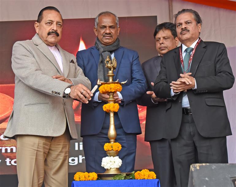 विज्ञान एवं प्रौद्योगिकी (स्वतंत्र प्रभार), पृथ्वी विज्ञान (स्वतंत्र प्रभार), प्रधानमंत्री कार्यालय, कार्मिक, लोक शिकायत एवं पेंशन, परमाणु ऊर्जा तथा अंतरिक्ष राज्य मंत्री डॉ. जितेंद्र सिंह ने 15 जनवरी 2026 को नई दिल्ली स्थित मौसम भवन में भारत मौसम विज्ञान विभाग के 151वें स्थापना दिवस पर आयोजित समारोह में दीप प्रज्ज्वलित की।