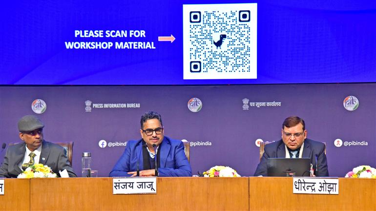 सूचना एवं प्रसारण मंत्रालय के सचिव श्री संजय जाजू 16 जनवरी, 2026 को नई दिल्ली स्थित राष्ट्रीय मीडिया केंद्र में विकसित भारत के लिए आउटरीच और संचार पर कार्यशाला को संबोधित करते हुए।