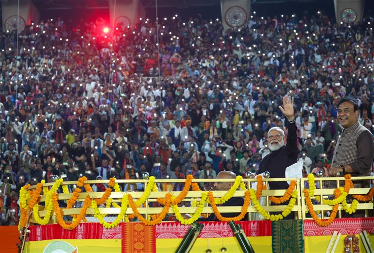 प्रधानमंत्री श्री नरेन्द्र मोदी 17 जनवरी, 2026 को असम के गुवाहाटी स्थित सरुसजाई स्टेडियम में बोडो समुदाय की समृद्ध सांस्कृतिक विरासत का उत्सव मनाने वाले एक ऐतिहासिक सांस्कृतिक कार्यक्रम "बागुरुम्बा दहोउ 2026" में भाग लेते हुए।
