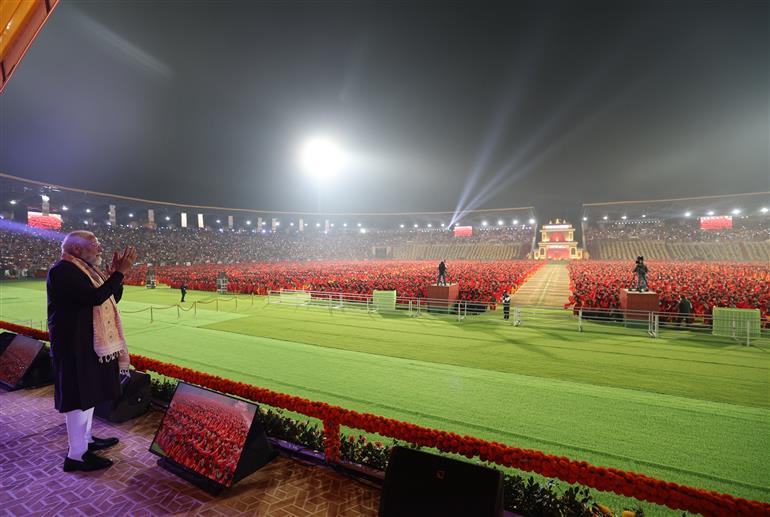 प्रधानमंत्री श्री नरेन्द्र मोदी 17 जनवरी, 2026 को असम के गुवाहाटी स्थित सरुसजाई स्टेडियम में बोडो समुदाय की समृद्ध सांस्कृतिक विरासत का उत्सव मनाने वाले एक ऐतिहासिक सांस्कृतिक कार्यक्रम "बागुरुम्बा दहोउ 2026" में भाग लेते हुए।