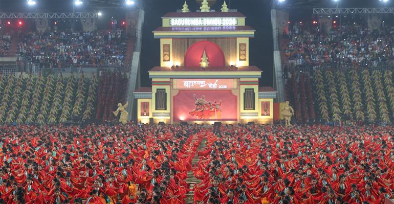 प्रधानमंत्री श्री नरेन्द्र मोदी 17 जनवरी, 2026 को असम के गुवाहाटी स्थित सरुसजाई स्टेडियम में बोडो समुदाय की समृद्ध सांस्कृतिक विरासत का उत्सव मनाने वाले एक ऐतिहासिक सांस्कृतिक कार्यक्रम "बागुरुम्बा दहोउ 2026" में भाग लेते हुए।
