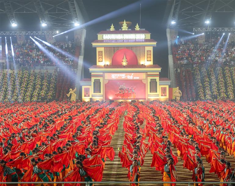 प्रधानमंत्री श्री नरेन्द्र मोदी 17 जनवरी, 2026 को असम के गुवाहाटी स्थित सरुसजाई स्टेडियम में बोडो समुदाय की समृद्ध सांस्कृतिक विरासत का उत्सव मनाने वाले एक ऐतिहासिक सांस्कृतिक कार्यक्रम "बागुरुम्बा दहोउ 2026" में भाग लेते हुए।