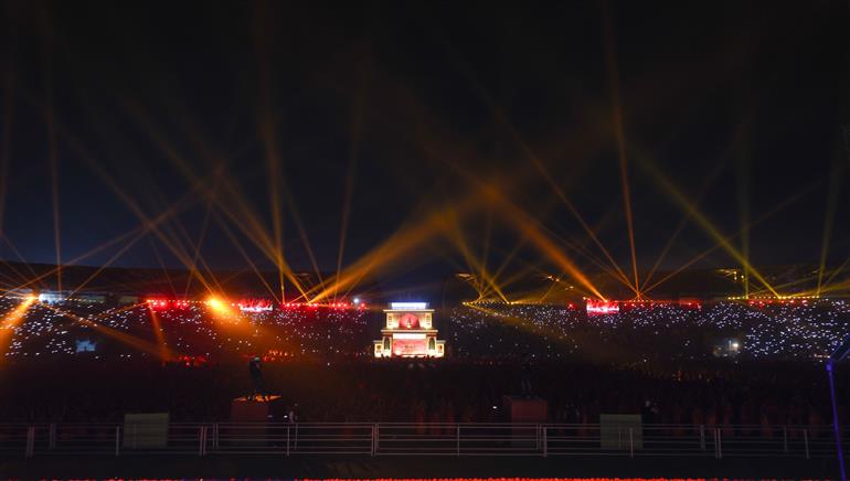 प्रधानमंत्री श्री नरेन्द्र मोदी 17 जनवरी, 2026 को असम के गुवाहाटी स्थित सरुसजाई स्टेडियम में बोडो समुदाय की समृद्ध सांस्कृतिक विरासत का उत्सव मनाने वाले एक ऐतिहासिक सांस्कृतिक कार्यक्रम "बागुरुम्बा दहोउ 2026" में भाग लेते हुए।