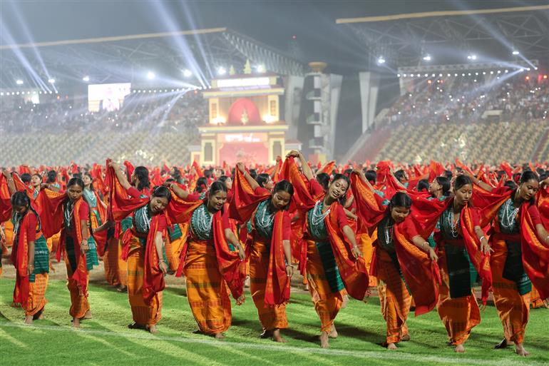 प्रधानमंत्री श्री नरेन्द्र मोदी 17 जनवरी, 2026 को असम के गुवाहाटी स्थित सरुसजाई स्टेडियम में बोडो समुदाय की समृद्ध सांस्कृतिक विरासत का उत्सव मनाने वाले एक ऐतिहासिक सांस्कृतिक कार्यक्रम "बागुरुम्बा दहोउ 2026" में भाग लेते हुए।