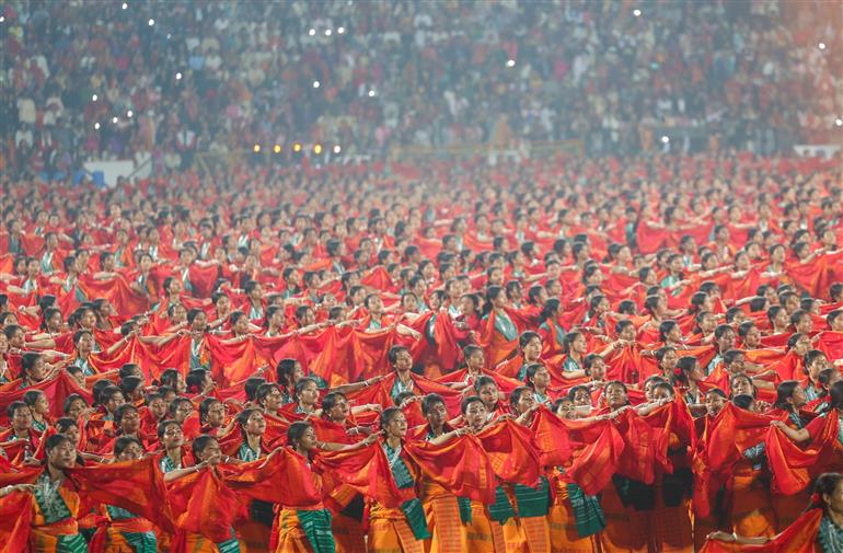 प्रधानमंत्री श्री नरेन्द्र मोदी 17 जनवरी, 2026 को असम के गुवाहाटी स्थित सरुसजाई स्टेडियम में बोडो समुदाय की समृद्ध सांस्कृतिक विरासत का उत्सव मनाने वाले एक ऐतिहासिक सांस्कृतिक कार्यक्रम "बागुरुम्बा दहोउ 2026" में भाग लेते हुए।