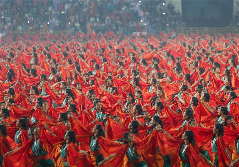 प्रधानमंत्री श्री नरेन्द्र मोदी 17 जनवरी, 2026 को असम के गुवाहाटी स्थित सरुसजाई स्टेडियम में बोडो समुदाय की समृद्ध सांस्कृतिक विरासत का उत्सव मनाने वाले एक ऐतिहासिक सांस्कृतिक कार्यक्रम "बागुरुम्बा दहोउ 2026" में भाग लेते हुए।
