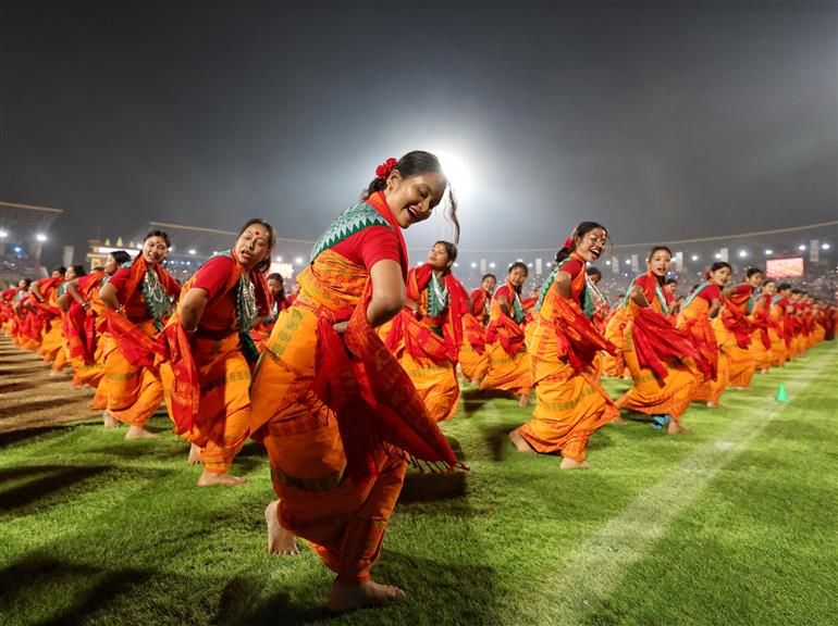 प्रधानमंत्री श्री नरेन्द्र मोदी 17 जनवरी, 2026 को असम के गुवाहाटी स्थित सरुसजाई स्टेडियम में बोडो समुदाय की समृद्ध सांस्कृतिक विरासत का उत्सव मनाने वाले एक ऐतिहासिक सांस्कृतिक कार्यक्रम "बागुरुम्बा दहोउ 2026" में भाग लेते हुए।