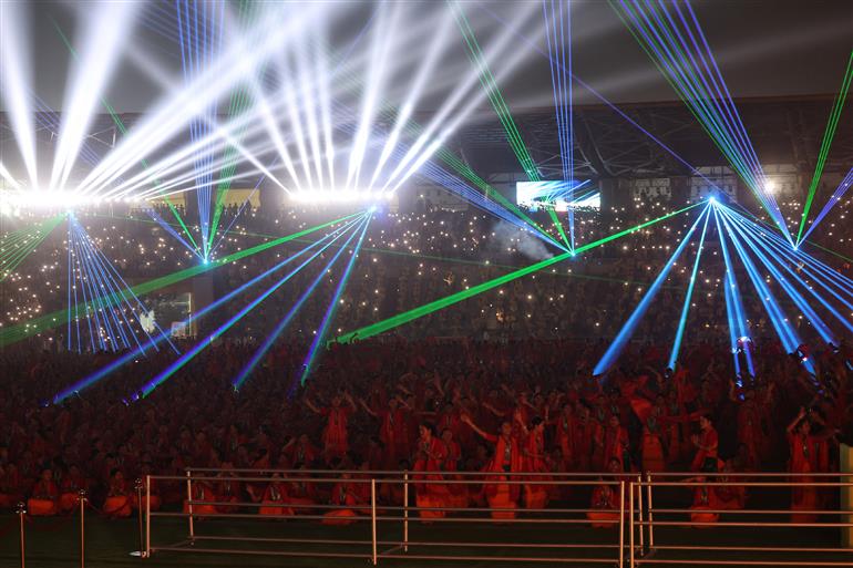 प्रधानमंत्री श्री नरेन्द्र मोदी 17 जनवरी, 2026 को असम के गुवाहाटी स्थित सरुसजाई स्टेडियम में बोडो समुदाय की समृद्ध सांस्कृतिक विरासत का उत्सव मनाने वाले एक ऐतिहासिक सांस्कृतिक कार्यक्रम "बागुरुम्बा दहोउ 2026" में भाग लेते हुए।