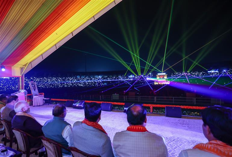 प्रधानमंत्री श्री नरेन्द्र मोदी 17 जनवरी, 2026 को असम के गुवाहाटी स्थित सरुसजाई स्टेडियम में बोडो समुदाय की समृद्ध सांस्कृतिक विरासत का उत्सव मनाने वाले एक ऐतिहासिक सांस्कृतिक कार्यक्रम "बागुरुम्बा दहोउ 2026" में भाग लेते हुए।
