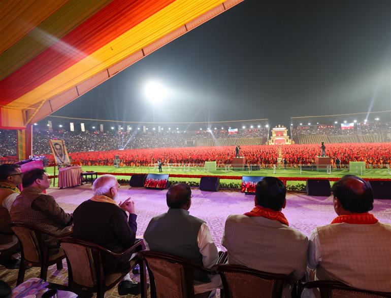 प्रधानमंत्री श्री नरेन्द्र मोदी 17 जनवरी, 2026 को असम के गुवाहाटी स्थित सरुसजाई स्टेडियम में बोडो समुदाय की समृद्ध सांस्कृतिक विरासत का उत्सव मनाने वाले एक ऐतिहासिक सांस्कृतिक कार्यक्रम "बागुरुम्बा दहोउ 2026" में भाग लेते हुए।