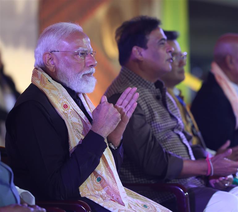 प्रधानमंत्री श्री नरेन्द्र मोदी 17 जनवरी, 2026 को असम के गुवाहाटी स्थित सरुसजाई स्टेडियम में बोडो समुदाय की समृद्ध सांस्कृतिक विरासत का उत्सव मनाने वाले एक ऐतिहासिक सांस्कृतिक कार्यक्रम "बागुरुम्बा दहोउ 2026" में भाग लेते हुए।