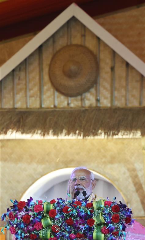 प्रधानमंत्री श्री नरेन्द्र मोदी 17 जनवरी, 2026 को असम के गुवाहाटी स्थित सरुसजाई स्टेडियम में बोडो समुदाय की समृद्ध सांस्कृतिक विरासत का उत्सव मनाने वाले एक ऐतिहासिक सांस्कृतिक कार्यक्रम "बागुरुम्बा दहोउ 2026" के दौरान उपस्थित लोगों को संबोधित करते हुए।