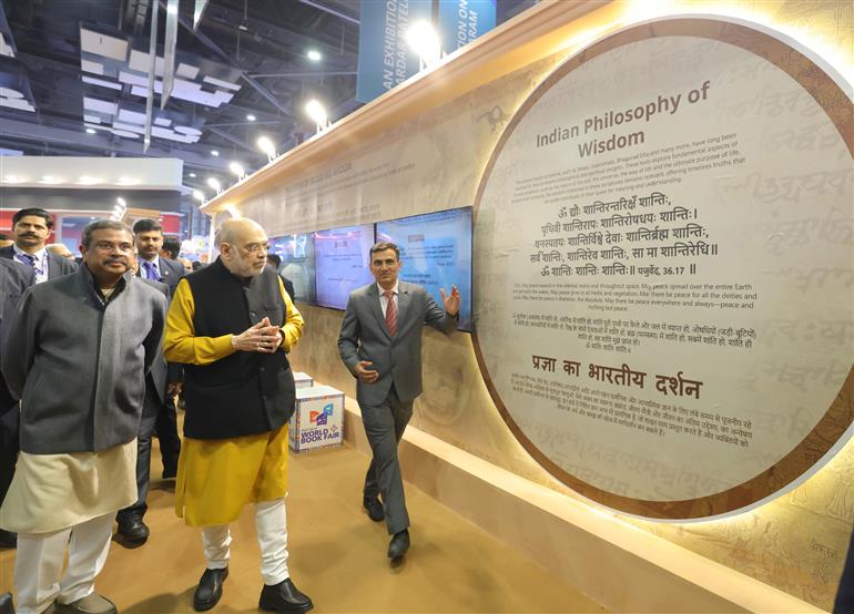 केंद्रीय गृह एवं सहकारिता मंत्री श्री अमित शाह 17 जनवरी, 2026 को नई दिल्ली स्थित भारत मंडपम में आयोजित विश्व पुस्तक मेले का अवलोकन करते हुए।