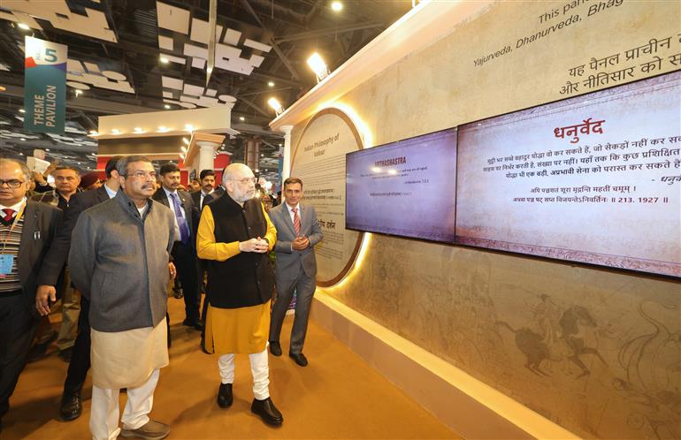 केंद्रीय गृह एवं सहकारिता मंत्री श्री अमित शाह 17 जनवरी, 2026 को नई दिल्ली स्थित भारत मंडपम में आयोजित विश्व पुस्तक मेले का अवलोकन करते हुए।