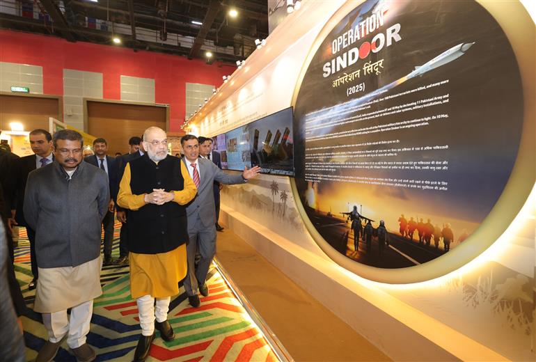 केंद्रीय गृह एवं सहकारिता मंत्री श्री अमित शाह 17 जनवरी, 2026 को नई दिल्ली स्थित भारत मंडपम में आयोजित विश्व पुस्तक मेले का अवलोकन करते हुए।