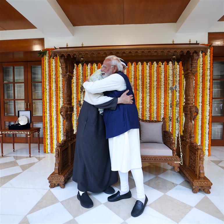 प्रधानमंत्री श्री नरेन्द्र मोदी 19 जनवरी, 2026 को नई दिल्ली स्थित 7, लोक कल्याण मार्ग पर संयुक्त अरब अमीरात के राष्ट्रपति शेख मोहम्मद बिन जायद अल नाहयान से मुलाकात करते हुए।