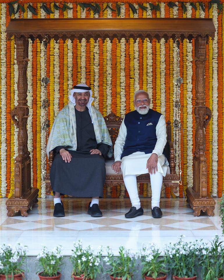 प्रधानमंत्री श्री नरेन्द्र मोदी 19 जनवरी, 2026 को नई दिल्ली स्थित 7, लोक कल्याण मार्ग पर संयुक्त अरब अमीरात के राष्ट्रपति शेख मोहम्मद बिन जायद अल नाहयान से मुलाकात करते हुए।