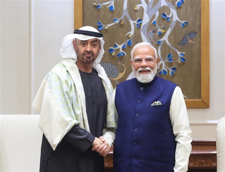 प्रधानमंत्री श्री नरेन्द्र मोदी 19 जनवरी, 2026 को नई दिल्ली स्थित 7, लोक कल्याण मार्ग पर संयुक्त अरब अमीरात के राष्ट्रपति शेख मोहम्मद बिन जायद अल नाहयान से मुलाकात करते हुए।
