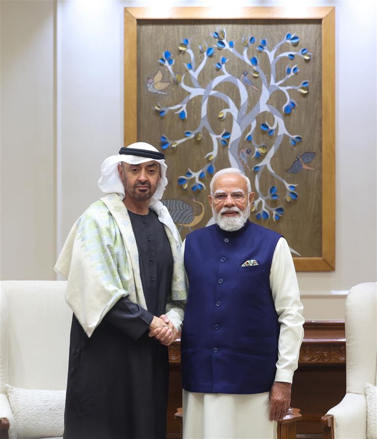 प्रधानमंत्री श्री नरेन्द्र मोदी 19 जनवरी, 2026 को नई दिल्ली स्थित 7, लोक कल्याण मार्ग पर संयुक्त अरब अमीरात के राष्ट्रपति शेख मोहम्मद बिन जायद अल नाहयान से मुलाकात करते हुए।