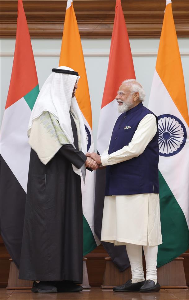 प्रधानमंत्री श्री नरेन्द्र मोदी 19 जनवरी, 2026 को नई दिल्ली स्थित 7, लोक कल्याण मार्ग पर संयुक्त अरब अमीरात के राष्ट्रपति शेख मोहम्मद बिन जायद अल नाहयान से मुलाकात करते हुए।