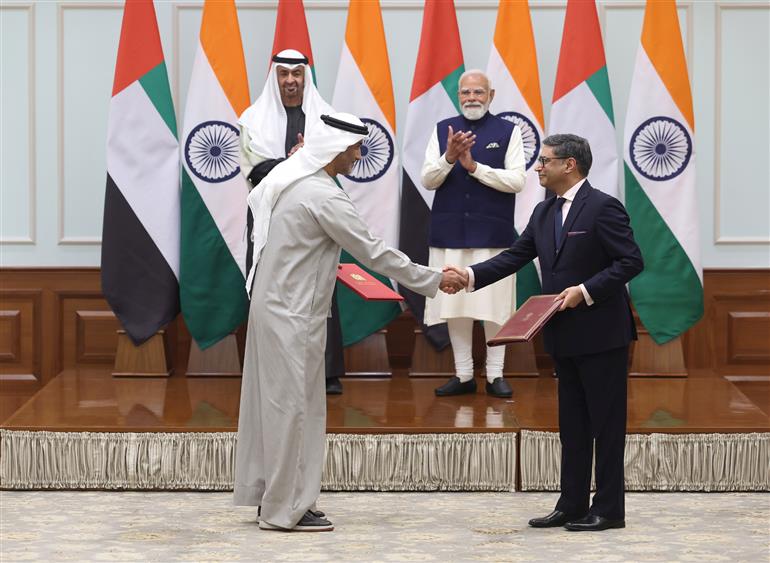प्रधानमंत्री श्री नरेन्द्र मोदी और संयुक्त अरब अमीरात के राष्ट्रपति शेख मोहम्मद बिन जायद अल नाहयान 19 जनवरी, 2026 को नई दिल्ली स्थित 7, लोक कल्याण मार्ग पर भारत और संयुक्त अरब अमीरात के बीच समझौता ज्ञापनों के आदान-प्रदान के साक्षी बने।