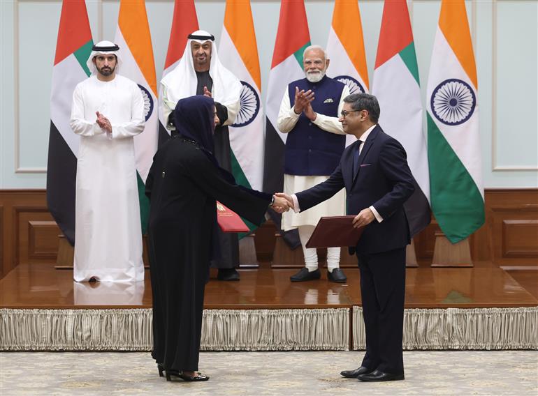 प्रधानमंत्री श्री नरेन्द्र मोदी और संयुक्त अरब अमीरात के राष्ट्रपति शेख मोहम्मद बिन जायद अल नाहयान 19 जनवरी, 2026 को नई दिल्ली स्थित 7, लोक कल्याण मार्ग पर भारत और संयुक्त अरब अमीरात के बीच समझौता ज्ञापनों के आदान-प्रदान के साक्षी बने।