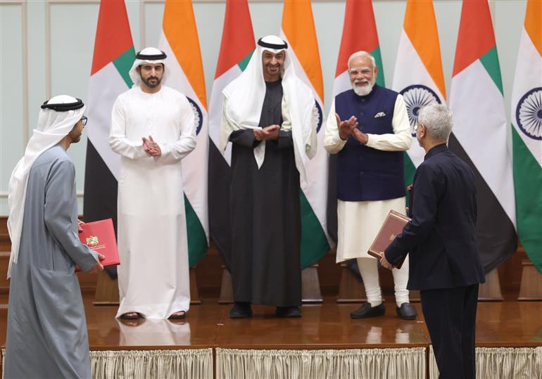 प्रधानमंत्री श्री नरेन्द्र मोदी और संयुक्त अरब अमीरात के राष्ट्रपति शेख मोहम्मद बिन जायद अल नाहयान 19 जनवरी, 2026 को नई दिल्ली स्थित 7, लोक कल्याण मार्ग पर भारत और संयुक्त अरब अमीरात के बीच समझौता ज्ञापनों के आदान-प्रदान के साक्षी बने।  
