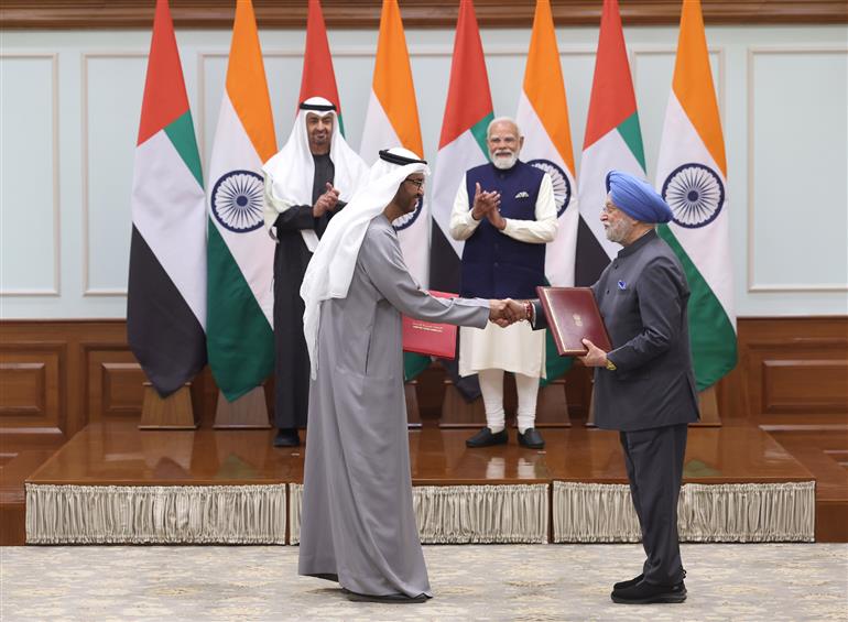 प्रधानमंत्री श्री नरेन्द्र मोदी और संयुक्त अरब अमीरात के राष्ट्रपति शेख मोहम्मद बिन जायद अल नाहयान 19 जनवरी, 2026 को नई दिल्ली स्थित 7, लोक कल्याण मार्ग पर भारत और संयुक्त अरब अमीरात के बीच समझौता ज्ञापनों के आदान-प्रदान के साक्षी बने।