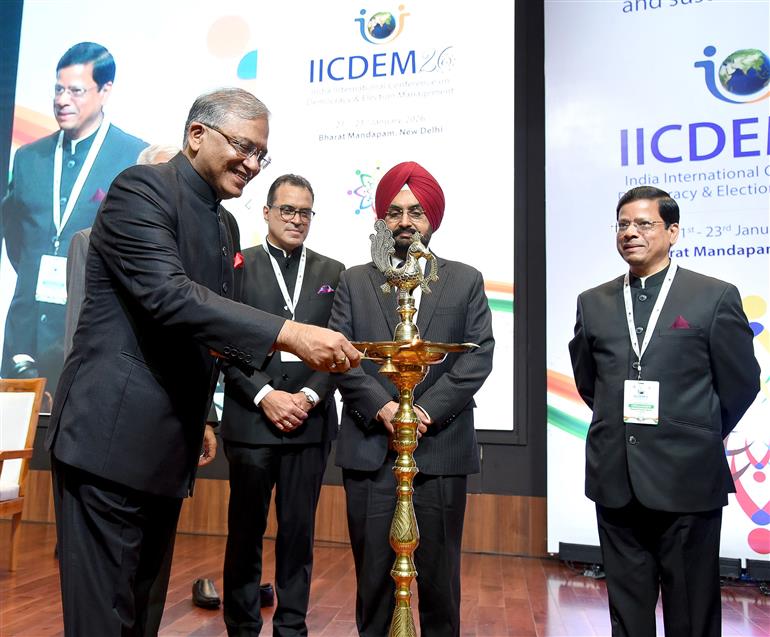 मुख्य चुनाव आयुक्त श्री ज्ञानेश कुमार 21 जनवरी, 2026 को नई दिल्ली स्थित भारत मंडपम में भारत अंतर्राष्ट्रीय लोकतंत्र और चुनाव प्रबंधन सम्मेलन (आईआईसीडीईएम-26) के उद्घाटन समारोह में दीप प्रज्ज्वलित करते हुए।