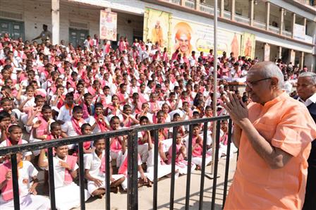 उपराष्ट्रपति श्री सी. पी. राधाकृष्णन 21 जनवरी, 2026 को कर्नाटक के तुमकुरु में श्री सिद्धगंगा मठ में डॉ. श्री श्री शिवकुमार महास्वामीगलु की सातवीं पुण्यतिथि पर उनकी पवित्र समाधि पर प्रार्थना करते हुए। उन्होंने मठ के युवा छात्रों से बातचीत भी की।