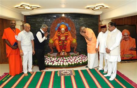 उपराष्ट्रपति श्री सी. पी. राधाकृष्णन 21 जनवरी, 2026 को कर्नाटक के तुमकुरु में श्री सिद्धगंगा मठ में डॉ. श्री श्री शिवकुमार महास्वामीगलु की सातवीं पुण्यतिथि पर उनकी पवित्र समाधि पर प्रार्थना करते हुए। उन्होंने मठ के युवा छात्रों से बातचीत भी की।