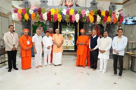 उपराष्ट्रपति श्री सी. पी. राधाकृष्णन 21 जनवरी, 2026 को कर्नाटक के तुमकुरु में श्री सिद्धगंगा मठ में डॉ. श्री श्री शिवकुमार महास्वामीगलु की पवित्र समाधि पर उनकी सातवीं पुण्यतिथि पर प्रार्थना करते हुए। उन्होंने मठ के युवा छात्रों से बातचीत भी की।