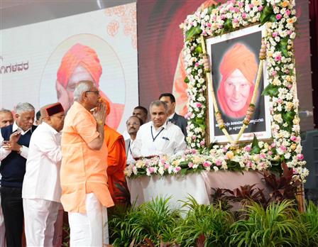 उपराष्ट्रपति श्री सी. पी. राधाकृष्णन 21 जनवरी, 2026 को कर्नाटक के तुमकुरु स्थित श्री सिद्धगंगा मठ में डॉ. श्री श्री शिवकुमार महास्वामीगलु की सातवीं पुण्यतिथि के अवसर पर आयोजित कार्यक्रम में शामिल हुए तथा पूज्य संत को करुणा और निस्वार्थ सेवा का प्रतीक बताते हुए उन्हें श्रद्धांजलि अर्पित की। इस कार्यक्रम में कर्नाटक के राज्यपाल श्री थावरचंद गहलोत; रेल और जल शक्ति राज्य मंत्री श्री वी. सोमन्ना; कर्नाटक के गृह मंत्री डॉ. जी. परमेश्वर; श्री सिद्धगंगा मठ के अध्यक्ष श्री श्री सिद्धलिंग महास्वामीगलु और अन्य गणमान्य व्यक्ति भी उपस्थित हैं।