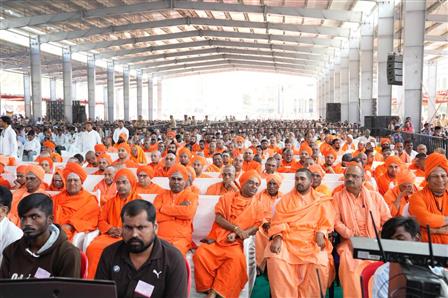 उपराष्ट्रपति श्री सी. पी. राधाकृष्णन 21 जनवरी, 2026 को कर्नाटक के तुमकुरु स्थित श्री सिद्धगंगा मठ में डॉ. श्री श्री शिवकुमार महास्वामीगलु की सातवीं पुण्यतिथि के अवसर पर आयोजित कार्यक्रम में शामिल हुए तथा पूज्य संत को करुणा और निस्वार्थ सेवा का प्रतीक बताते हुए उन्हें श्रद्धांजलि अर्पित की। इस कार्यक्रम में कर्नाटक के राज्यपाल श्री थावरचंद गहलोत; रेल और जल शक्ति राज्य मंत्री श्री वी. सोमन्ना; कर्नाटक के गृह मंत्री डॉ. जी. परमेश्वर; श्री सिद्धगंगा मठ के अध्यक्ष श्री श्री सिद्धलिंग महास्वामीगलु और अन्य गणमान्य व्यक्ति भी उपस्थित हैं।