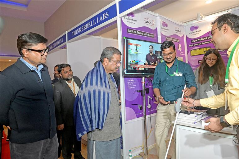 केंद्रीय शिक्षा मंत्री श्री धर्मेंद्र प्रधान 21 जनवरी, 2026 को नई दिल्ली में तीन दिवसीय समावेशी शिक्षा शिखर सम्मेलन के दौरान आयोजित प्रदर्शनी का अवलोकन करते हुए।