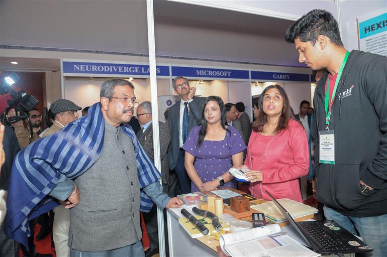 केंद्रीय शिक्षा मंत्री श्री धर्मेंद्र प्रधान 21 जनवरी, 2026 को नई दिल्ली में तीन दिवसीय समावेशी शिक्षा शिखर सम्मेलन के दौरान आयोजित प्रदर्शनी का अवलोकन करते हुए।