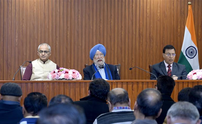 केंद्रीय पेट्रोलियम एवं प्राकृतिक गैस मंत्री श्री हरदीप सिंह पुरी 23 जनवरी, 2026 को नई दिल्ली में भारत ऊर्जा सप्ताह 2026 पर पूर्वावलोकन कार्यक्रम के अवसर पर आयोजित प्रेस कॉन्फ्रेंस को संबोधित करते हुए।