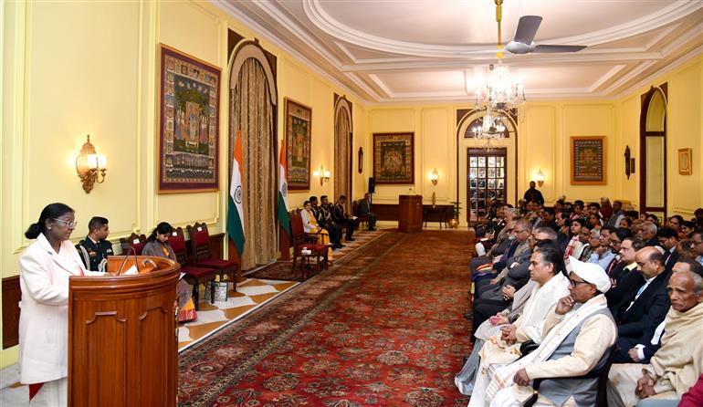 राष्ट्रपति श्रीमती द्रौपदी मुर्मु 23 जनवरी, 2026 को नई दिल्ली स्थित राष्ट्रपति भवन में ग्रंथ कुटीर के उद्घाटन के अवसर पर संबोधित करती हुईं।