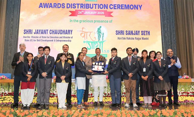 रक्षा राज्य मंत्री श्री संजय सेठ और कौशल विकास एवं उद्यमिता (स्वतंत्र प्रभार) और शिक्षा राज्य मंत्री श्री जयंत चौधरी 24 जनवरी, 2026 को नई दिल्ली में वीर गाथा 5.0 के सुपर-100 विजेताओं को सम्मानित करते हुए।