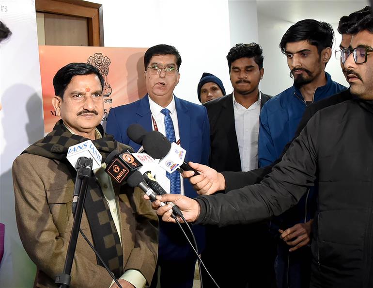 आवासन एवं शहरी कार्य राज्य मंत्री श्री तोखन साहू 25 जनवरी, 2025 को नई दिल्ली में गणतंत्र दिवस समारोह 2026 कार्यक्रम में मीडियाकर्मियों से बातचीत करते हुए।