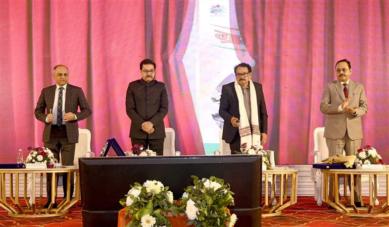 केंद्रीय मत्स्य पालन, पशुपालन एवं डेयरी तथा पंचायती राज राज्य मंत्री प्रो. एस.पी. सिंह बघेल 25 जनवरी, 2026 को नई दिल्ली में गणतंत्र दिवस समारोह - 2026 के अवसर पर ग्राम पंचायतों के प्रमुखों के अभिनंदन समारोह के दौरान 'पंचम ऐप' के साथ विभिन्न पहलों का शुभारंभ करते हुए।
