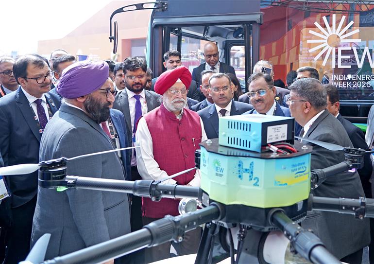 केंद्रीय पेट्रोलियम एवं प्राकृतिक गैस मंत्री श्री हरदीप सिंह पुरी, गोवा के मुख्यमंत्री डॉ. प्रमोद सावंत और संयुक्त अरब अमीरात के उद्योग एवं उन्नत प्रौद्योगिकी मंत्री और एडीएनओसी के एमडी और ग्रुप सीईओ डॉ. सुल्तान अल जाबेर 27 जनवरी, 2026 को गोवा में भारत ऊर्जा सप्ताह के चौथे संस्करण के उद्घाटन समारोह के दौरान उपस्थित हैं।