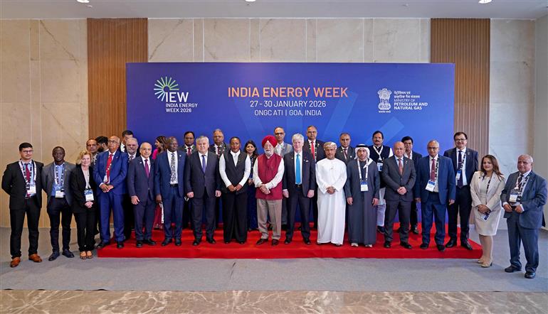 केंद्रीय पेट्रोलियम एवं प्राकृतिक गैस मंत्री श्री हरदीप सिंह पुरी 27 जनवरी, 2026 को गोवा में भारत ऊर्जा सप्ताह के चौथे संस्करण के उद्घाटन समारोह के दौरान एक ग्रुप फोटो में।